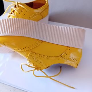 Zapatos amarillos con cordones