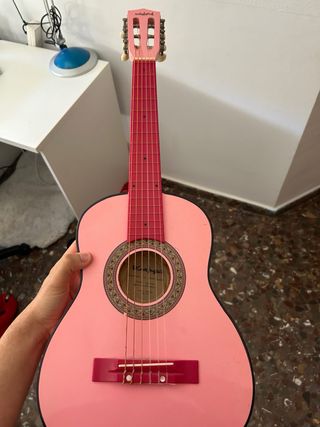 Guitarra rosa tamaño niño