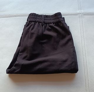 PANTALON NEGRO COM PINZAS