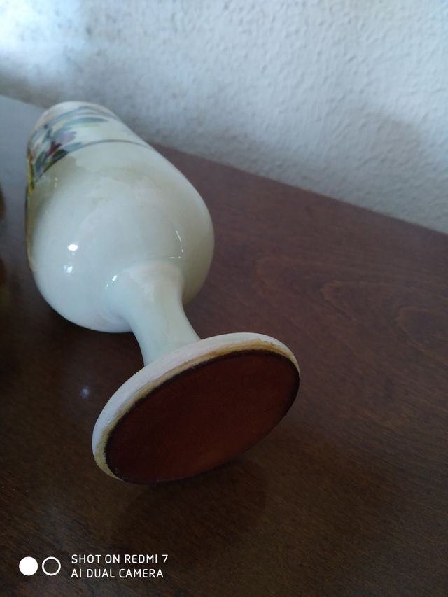 Botella y copas de cerámica y cuero