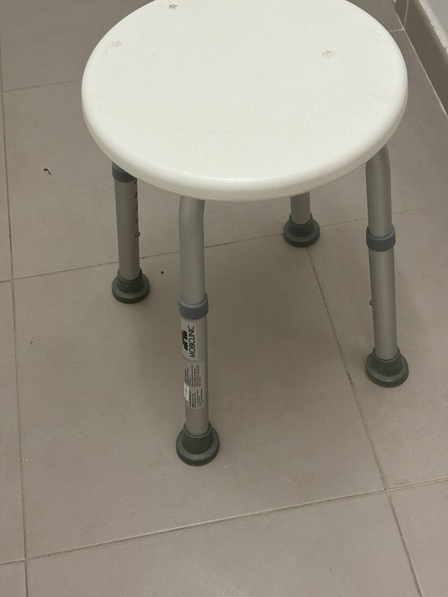 Taburete de bańo para personas mayores Mobiclinic