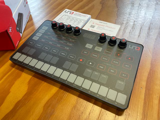 Synthetizador UNO IK multimedia