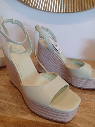 Sandalias cuñas Stradivarius.37
