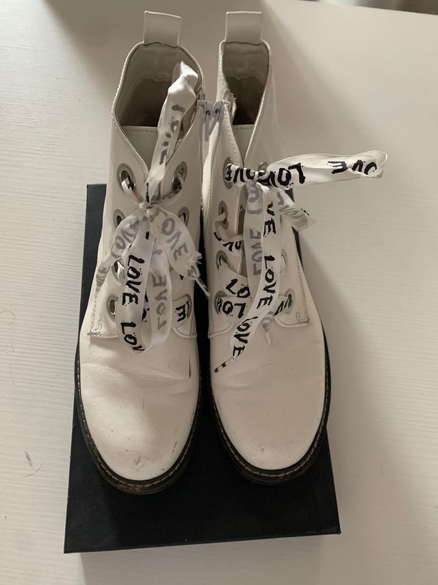 Scarponcini bianchi con lacci decorati