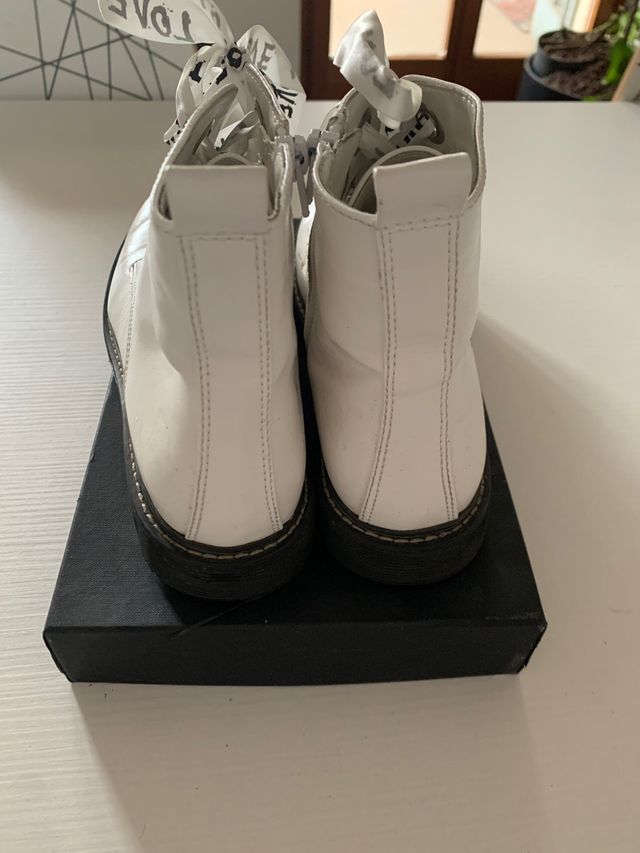 Scarponcini bianchi con lacci decorati