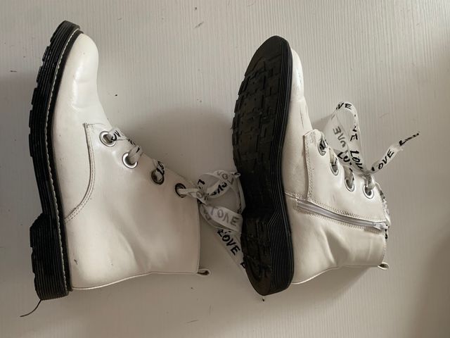 Scarponcini bianchi con lacci decorati