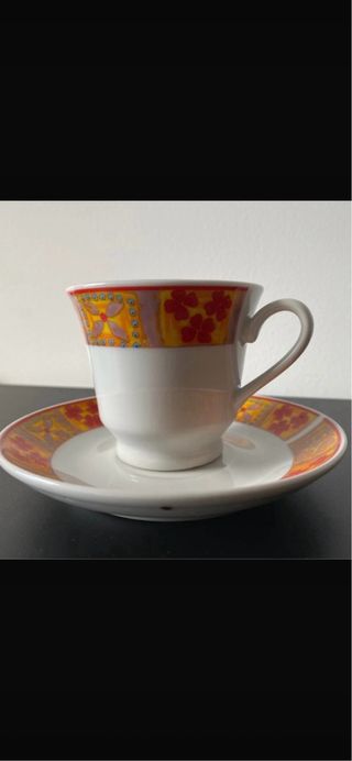 Juego de café, con 7 platillos y 7 tazas