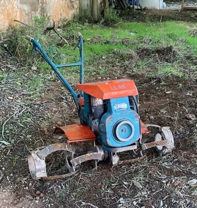 Trabajos de labranza con motocultor