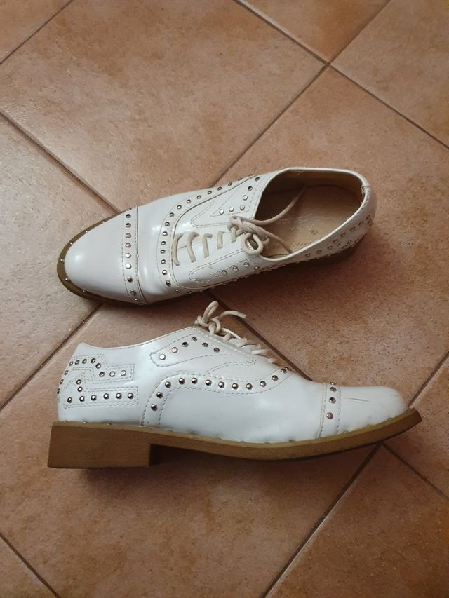 Scarpe bianche borchie