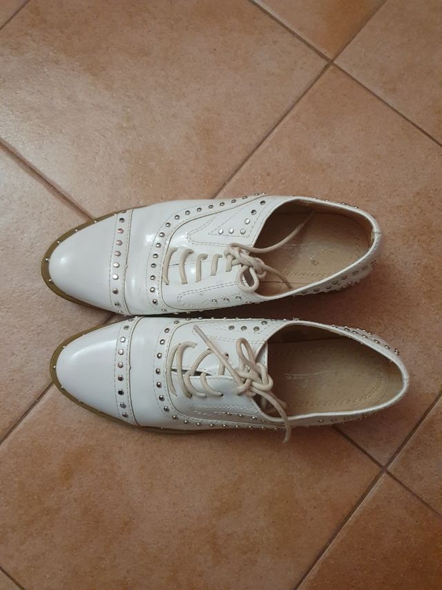 Scarpe bianche borchie