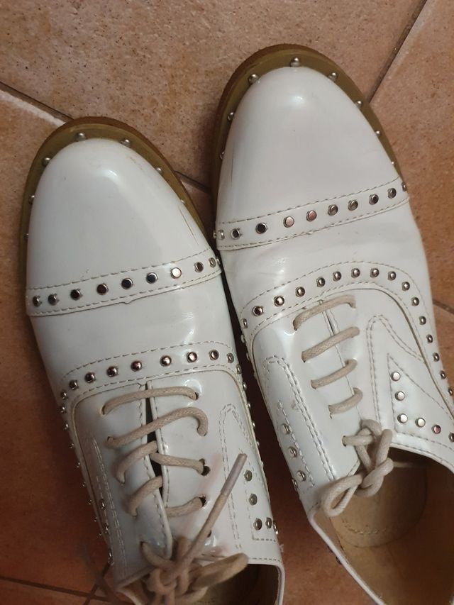 Scarpe bianche borchie