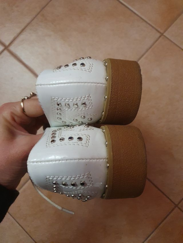 Scarpe bianche borchie