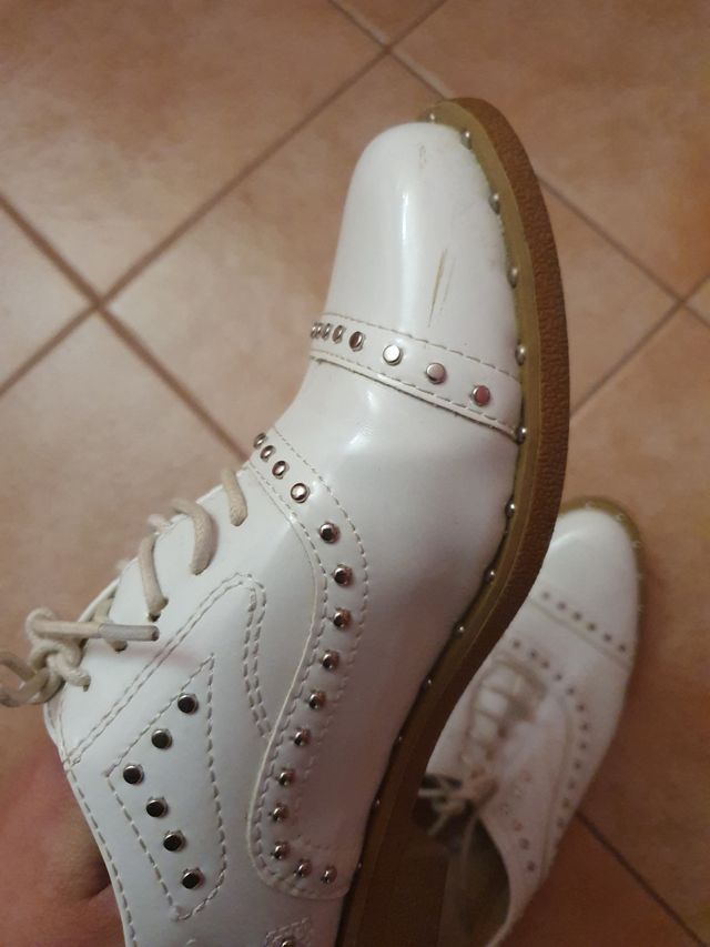 Scarpe bianche borchie