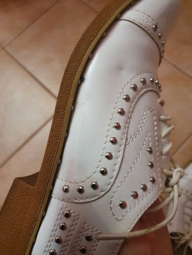Scarpe bianche borchie