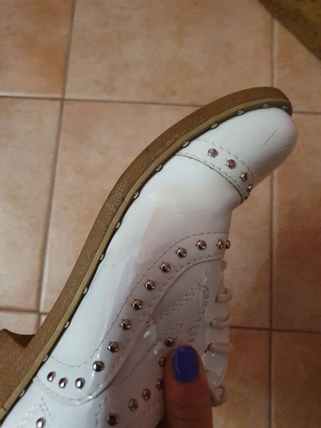 Scarpe bianche borchie