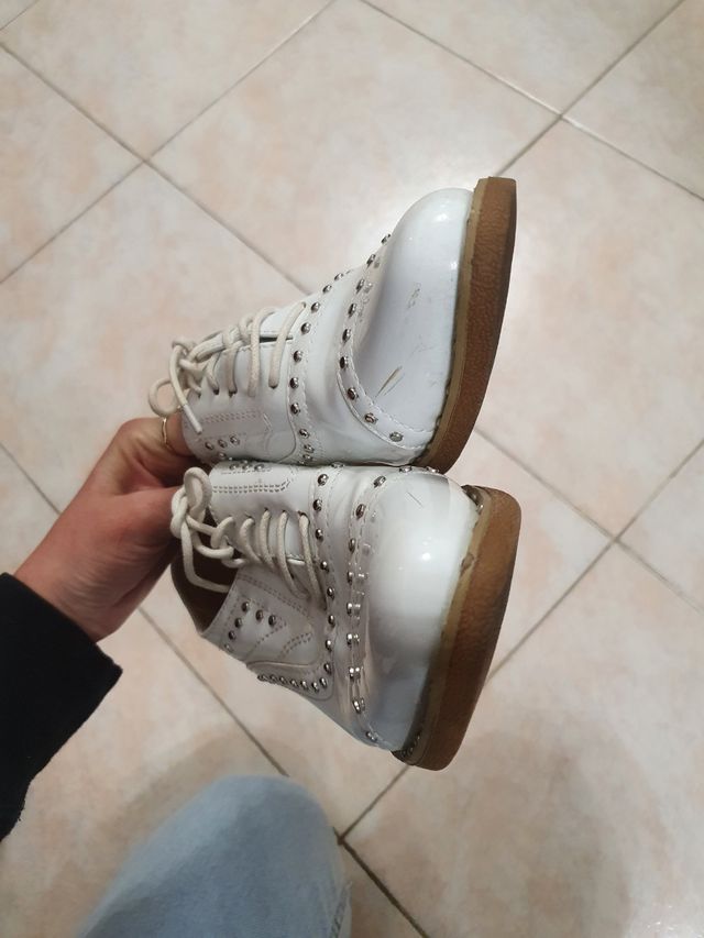 Scarpe bianche borchie