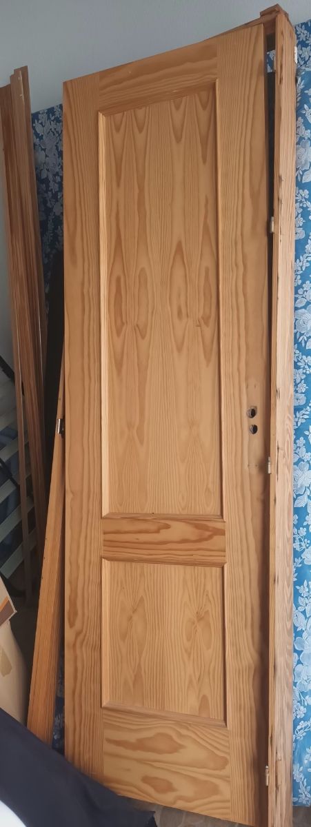 Puerta con premarco y molduras