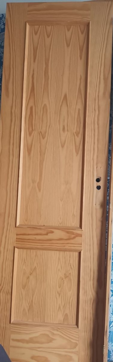 Puerta con premarco y molduras