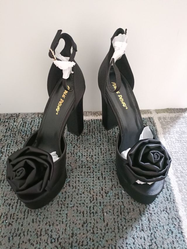 Sandalias negras plataforma sin usar