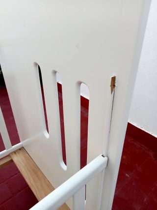 Cuna artesanal de madera color blanco