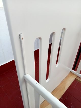 Cuna artesanal de madera color blanco