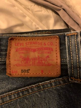 Pantalon levis 501 etiqueta roja