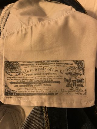 Pantalon levis 501 etiqueta roja