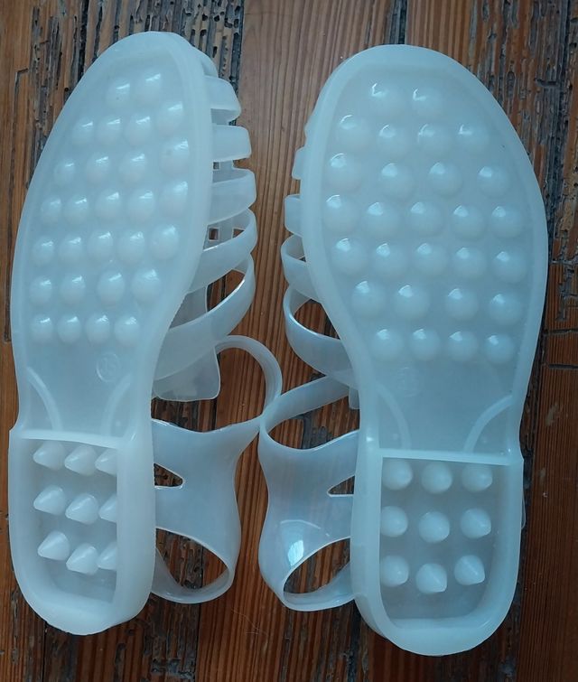 Alças de caranguejo ou sandálias de rio.