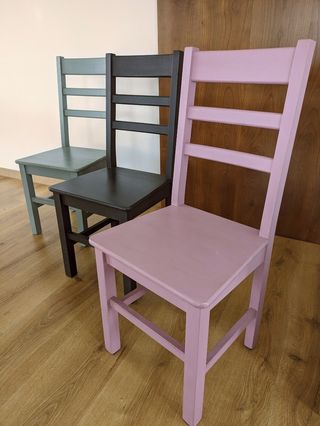 Sillas de madera, colores