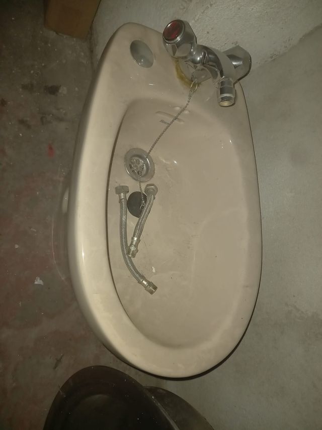 bidet Roca con grifo y latiguillos