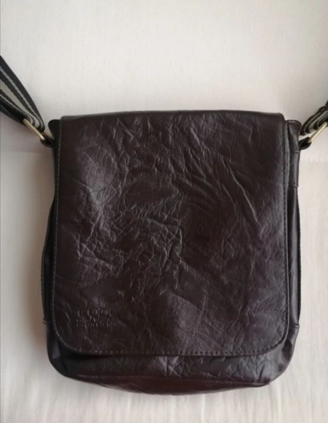 Bolsa de cuero con bonitos acabados