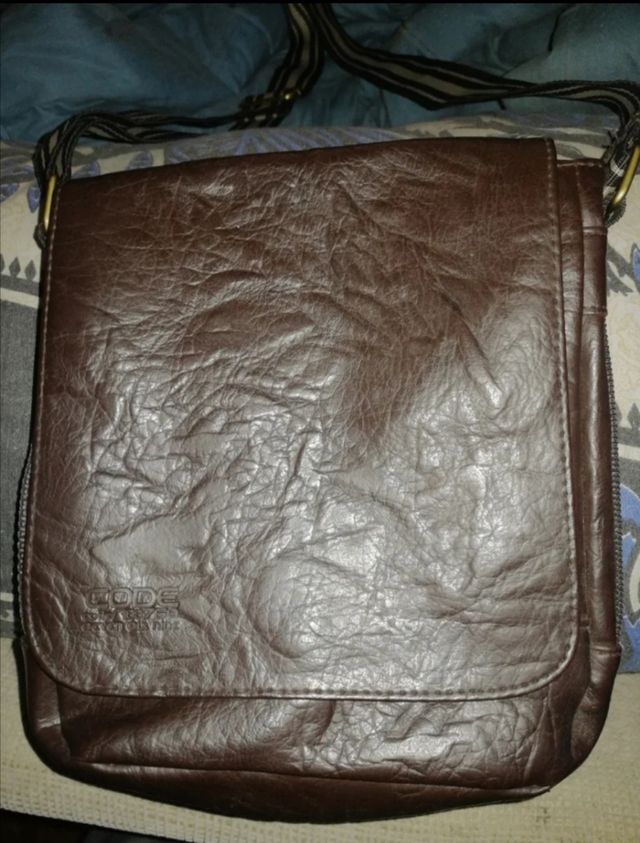 Bolsa de cuero con bonitos acabados