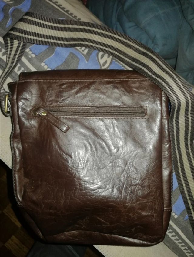 Bolsa de cuero con bonitos acabados