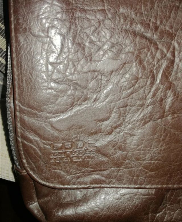 Bolsa de cuero con bonitos acabados