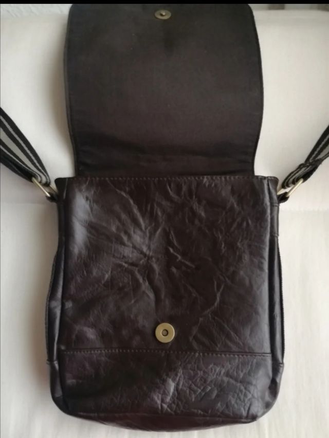 Bolsa de cuero con bonitos acabados