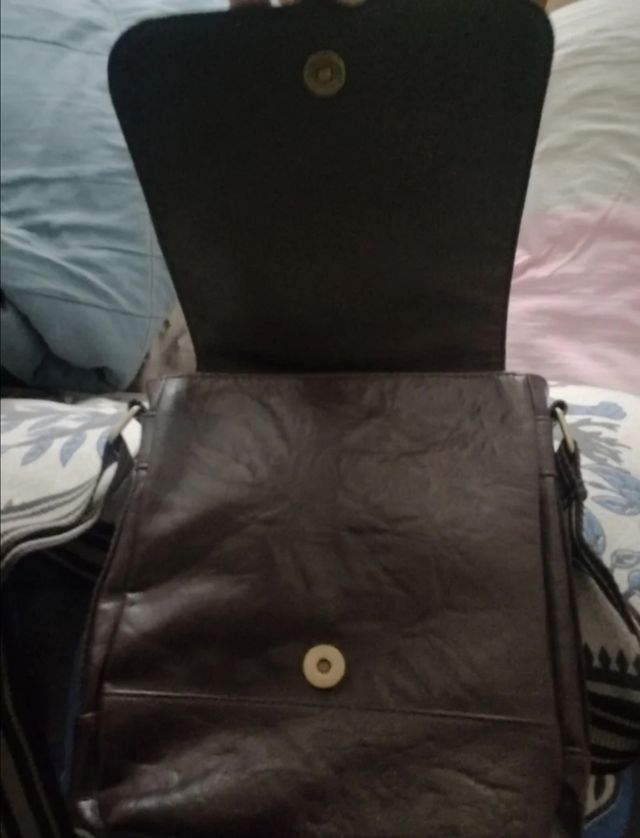 Bolsa de cuero con bonitos acabados