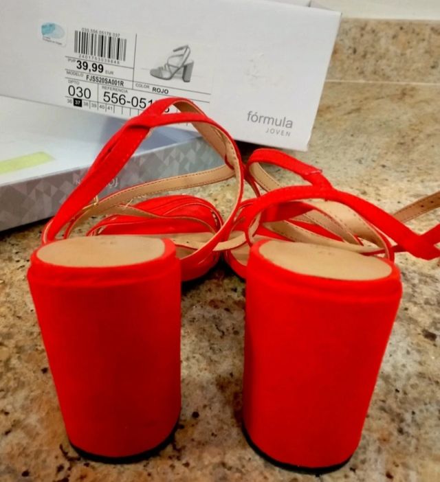 Sandália de salto vermelho