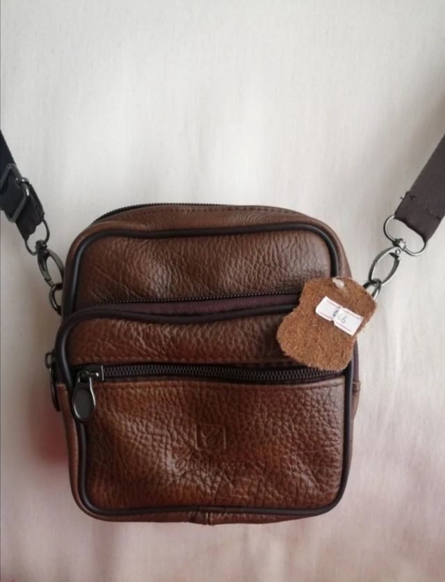 Bolsa de cuero con bonitos acabados