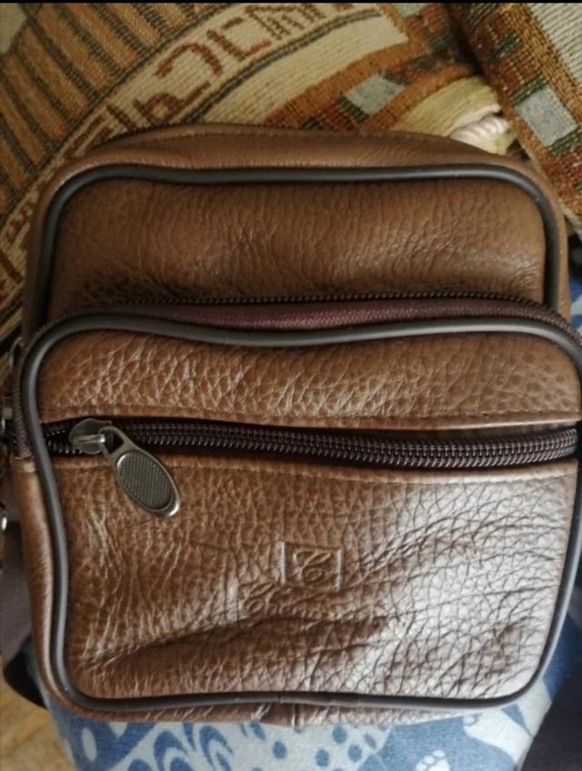 Bolsa de cuero con bonitos acabados