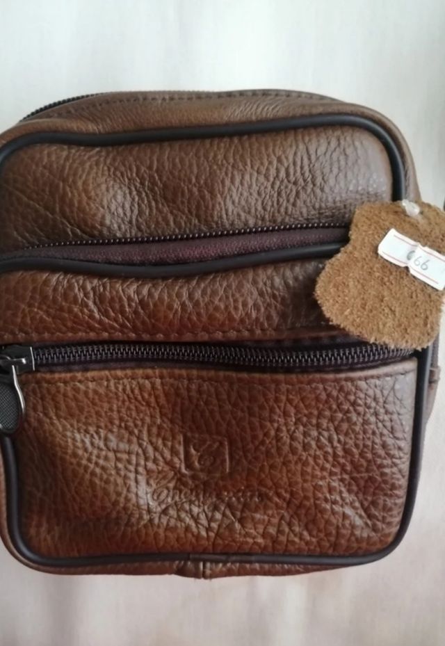 Bolsa de cuero con bonitos acabados