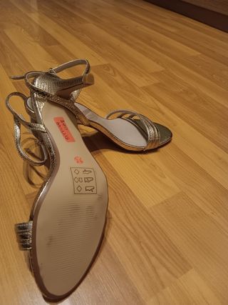 sandalias con tacón de piel