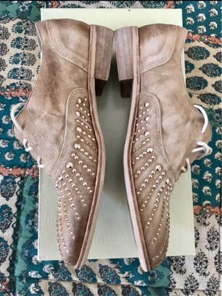 Scarpe beige allacciate