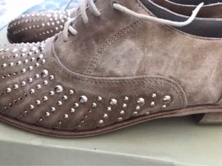 Scarpe beige allacciate