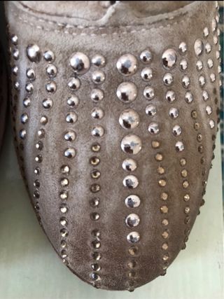 Scarpe beige allacciate