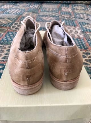 Scarpe beige allacciate