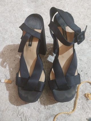 Sandalia negra tacon ancho