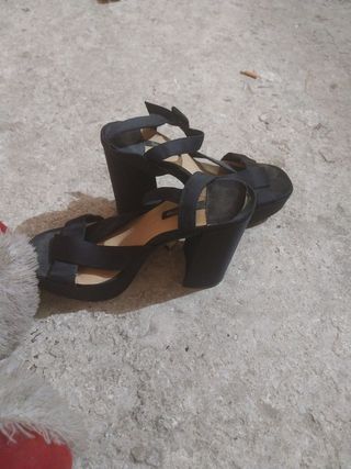 Sandalia negra tacon ancho