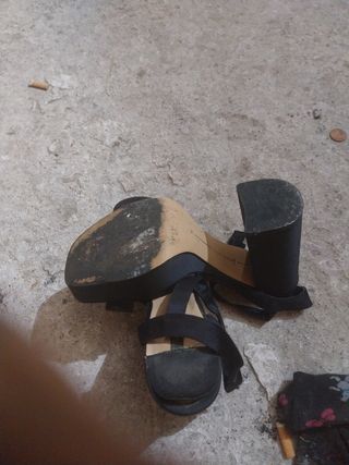 Sandalia negra tacon ancho