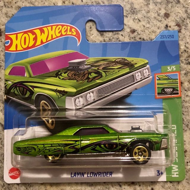 Hot Wheels LAYIN’ LOWRIDER VERDE 2023 1:64