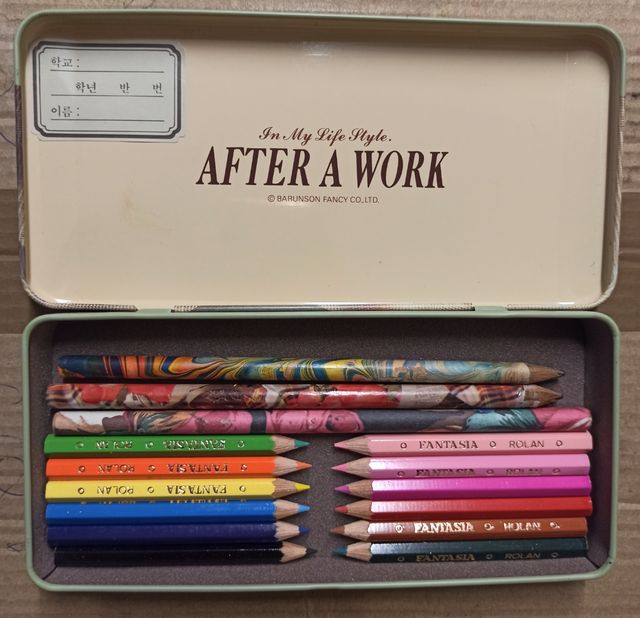 Estuche / Plumier + 12 lápices de colores NUEVOS